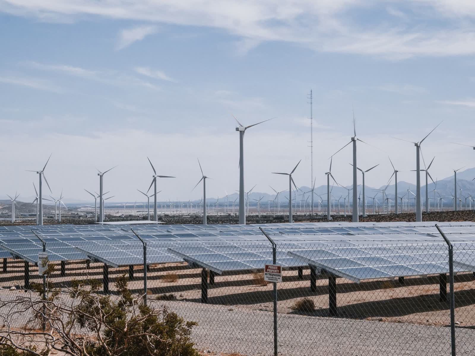 Dust accumulation across solar modules in an arid region